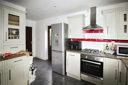 4 bedroom detached house to rent - Photo 2