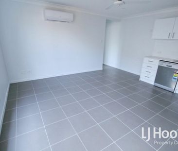 Modern 2 Bedroom Duplex with Air Con in Main Bedroom & Living Area! - Photo 3