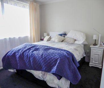 EASY CARE, SUNNY 2 BEDROOM - Photo 4