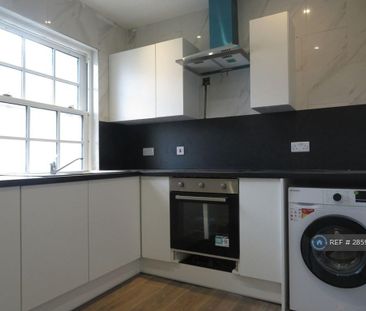 1 bedroom in a flat share to rent - Photo 4