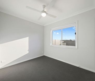 Near-new, premium family home - Photo 4