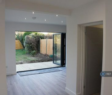 4 bedroom semi-detached house to rent - Photo 1