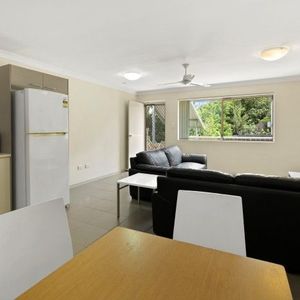 Large 3 bedrooms 3 Ensuites - Photo 2