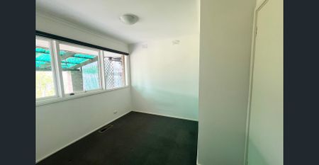 Comfortable 3 Bedroom Home in a Prime Location!! - Photo 4