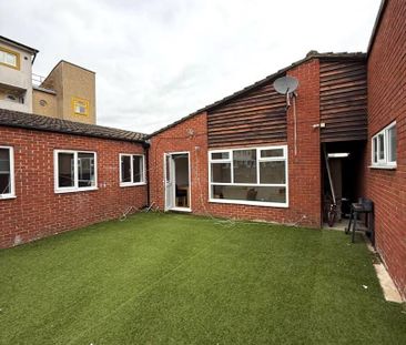 Limes Avenue, Chigwell - Photo 3