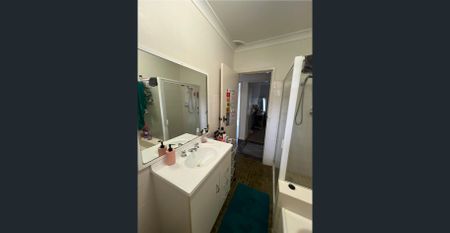 Tidy Two Bedroom Unit - Photo 5