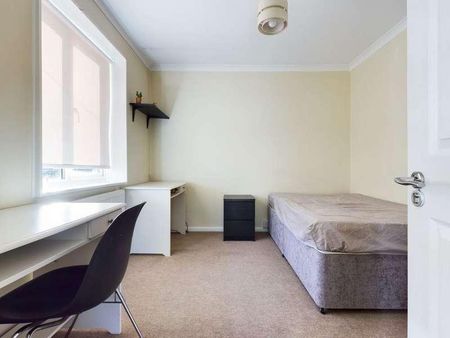 Staplefield Drive, Brighton, BN2 - Photo 4