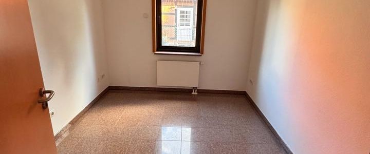 Großzügige 3-Raum-Wohnung im EG mit Garten und Holzhaus - Photo 1