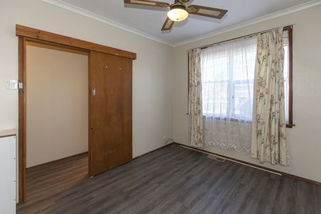 Spacious Home with bonus bungalow - Photo 3