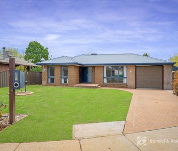COMFORT, SPACE & CONVENIENCE IN WEST WODONGA - Photo 2