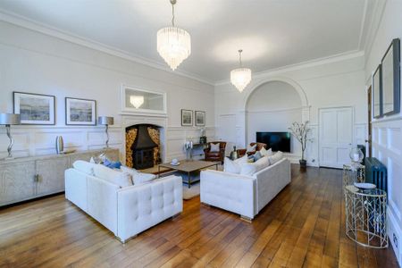 6 bedroom detached house to rent - Photo 2