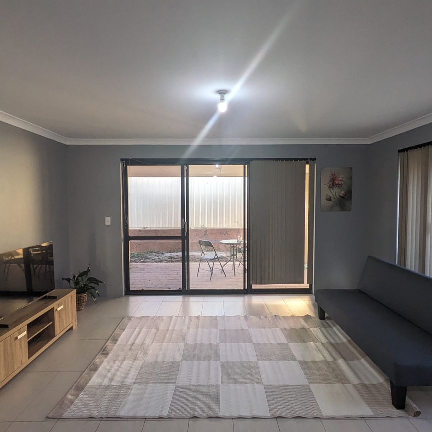 LARGE, SPACIOUS ROOM WITH AIR CONDITIONING in a QUAINT and QUIET NEIGHBOURHOOD!!! - Photo 1