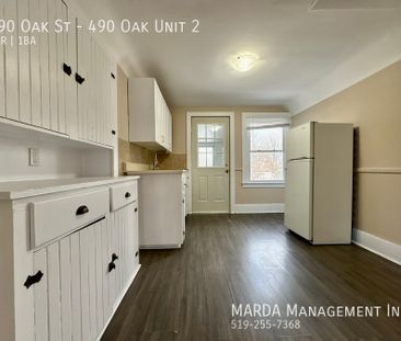 SPACIOUS 1-BEDROOM/1-BATH APARTMENT ON SECOND FLOOR-ALL UTILITIES INCL - Photo 2