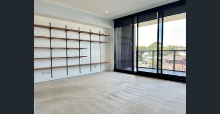 Large 1 bedroom with car park in the heart of Kensington - Photo 2