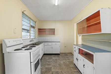 Spacious Family Living on a Generous 1,591sqm Block – Rochedale South - Photo 5