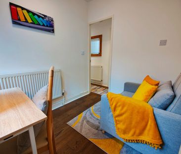 3 Bed Flat, Thursley Gardens, SW19 - Photo 4