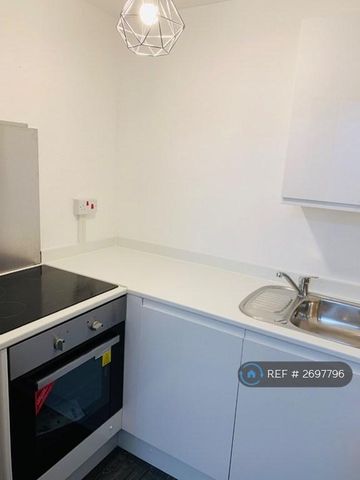 1 bedroom in a house share to rent - Photo 2