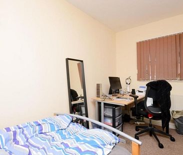 Modern 5-bedroom student property - Photo 3