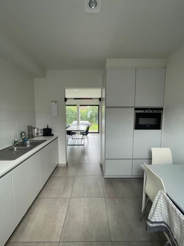 Moderne halfopen woning met terras en tuin - Photo 5