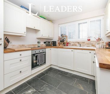 3 bedroom end of terrace house to rent - Photo 2