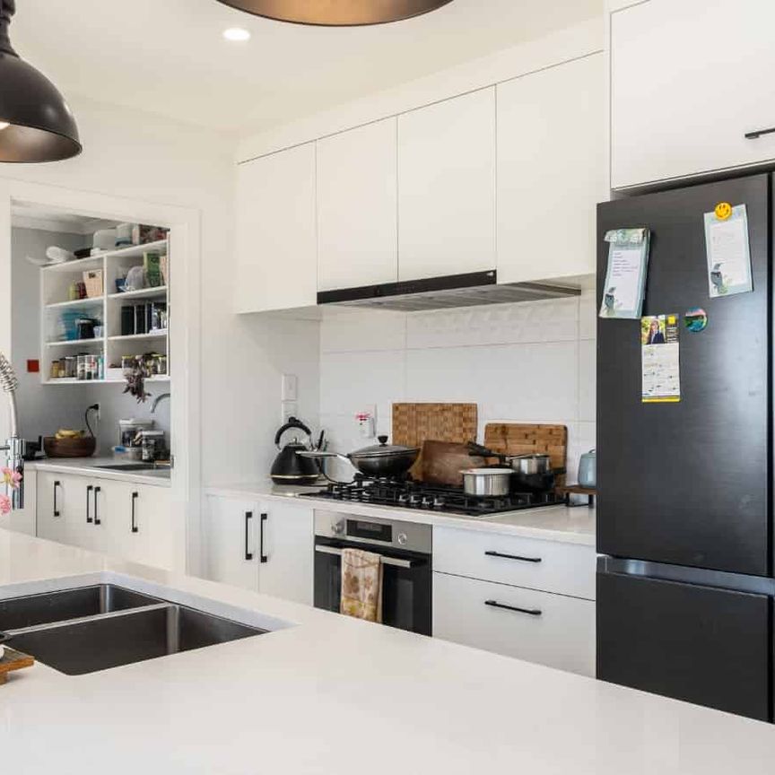 Spacious 4-Bedroom Family Home - Photo 1