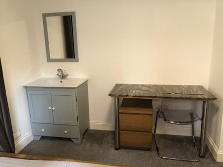 4 bedroom flat to rent - Photo 5