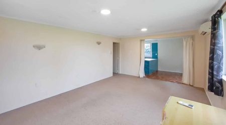Three Bedrooms in Riccarton - Photo 2