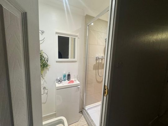 Room in a Shared Flat, Shipman Road, E16 - Photo 1