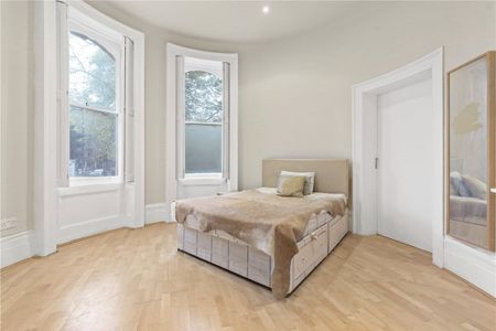 This raised ground floor one-bedroom apartment is a good size and includes an open kitchen reception. The circular bedroom is a spacious double and includes a dressing room, all in the beautiful Grade II listed Royal Crescent with access to communal gardens. EPC rating D - Photo 4