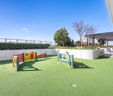 Stylish Apartment Offers Luxury and Lifestyle Convenience - Photo 4