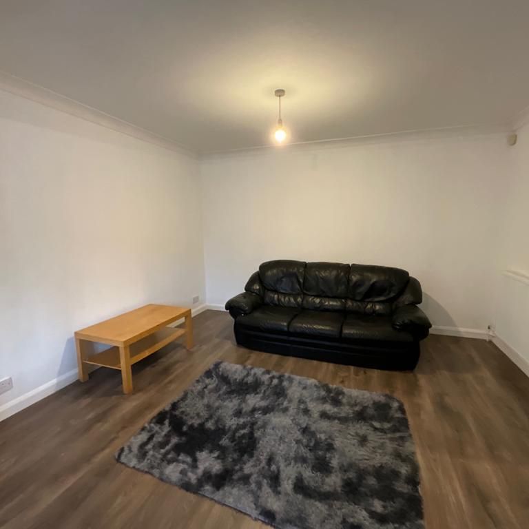 8 bedroom detached house to rent - Photo 1