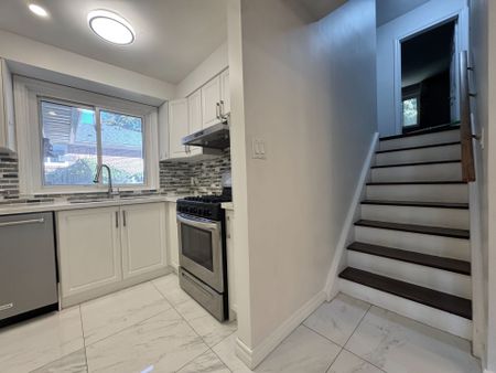 For Lease - 43 Sherwood Forest Drive Unit# Main Floor, Markham, Ontario - Photo 2