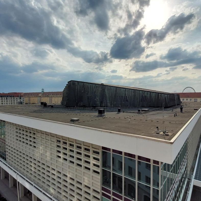 Blick über die Dächer-großzügige 2-Raum Wohnung mit Kamin & EBK im Herzen Dresdens! - Photo 1