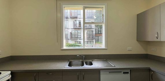 Newtown 4 Bedrooms - Photo 2