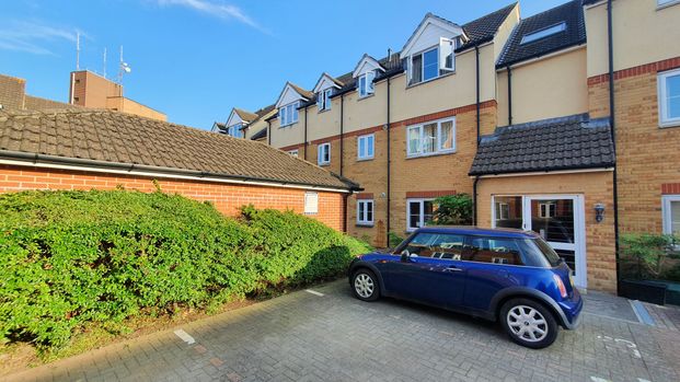 2 bed flat to rent in Northfield Court, Pollards Way - Photo 1