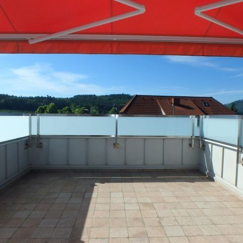 HELLE OBERGESCHOSSWOHNUNG MIT TERRASSE UND ÜBERDACHTEM PARKPLATZ - Foto 1