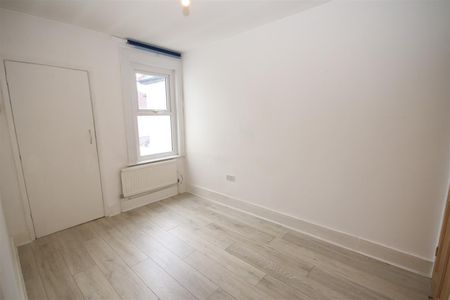 2 bedroom Terraced House to let - Photo 3