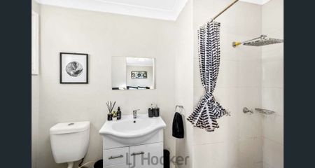 LARGE FAMILY HOME! - Photo 3