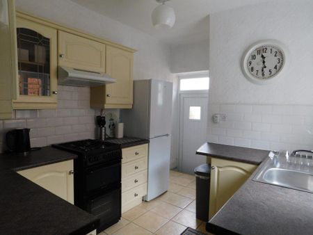 1 bedroom in a flat share to rent - Photo 3