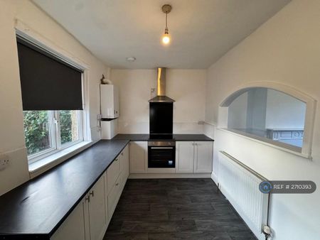 3 bedroom semi-detached house to rent - Photo 5