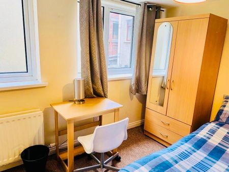 Room 3 En-Suite, 44 Rathcoole Street, Lisburn Road, Belfast, BT9 7GA - Photo 2