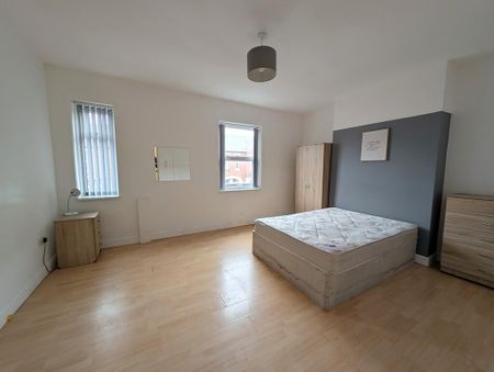 4 bedroom apartment to rent - Photo 3