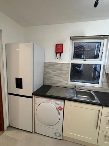 En-Suite Room, 4 Eglantine Gardens, Belfast, BT9 6EZ - Photo 2