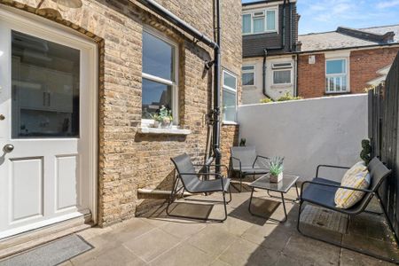 4 bedroom semi-detached house to rent - Photo 4