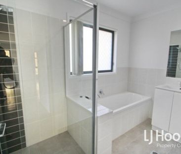 Quiet Street - Walk to Buxton Parkland - Two Living Zones - Photo 5