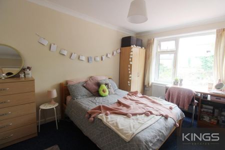 5 bedroom semi-detached house to rent - Photo 4