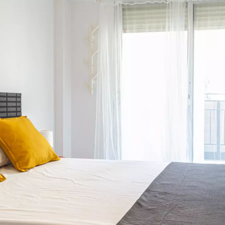 Room in a shared 5-bedroom apartment for rent in Ciutat Universitária. - Foto 1