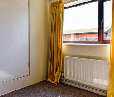 2 bedroom detached bungalow to rent - Photo 2