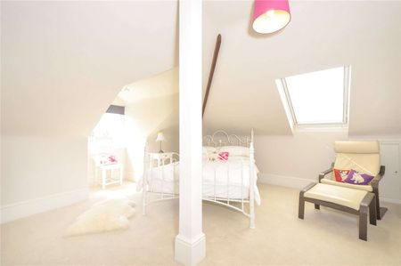 An elegant Victorian house with a spacious garden. - Photo 5