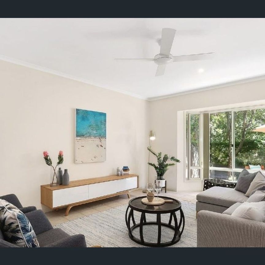 Coastal Townhouse in the Heart of Sunshine Beach - Photo 1